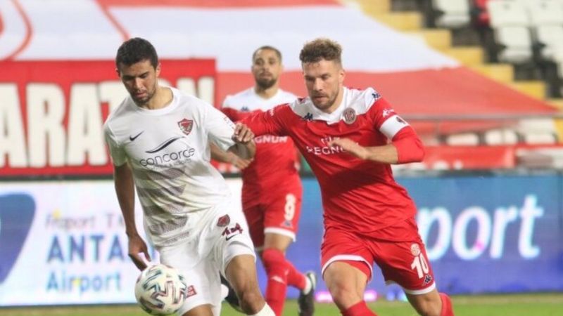 Podolski: Antalya halkından özür diliyorum