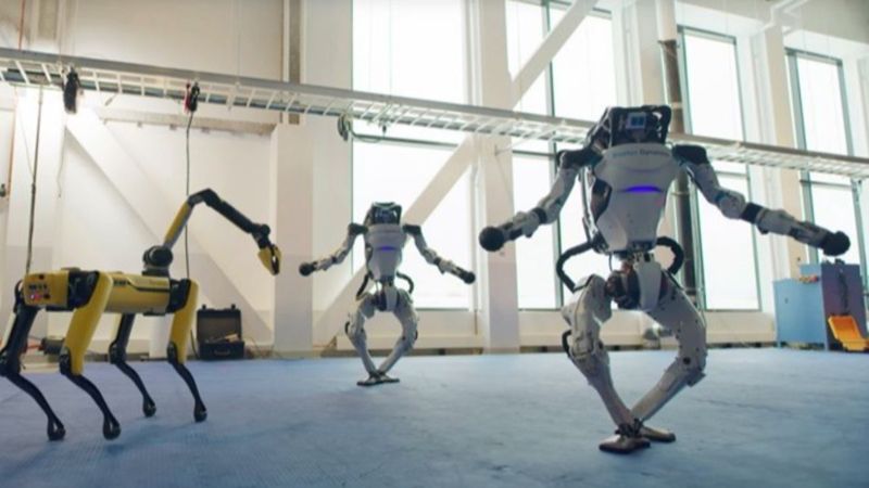 Boston Dynamics robotlarından yeni yıl dansı