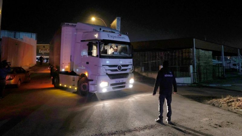 Çin'den getirilen aşılar depolara taşındı