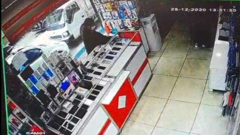 Sultangazi'de oğullarına hırsızlık yaptıran çift polisi harekete geçirdi