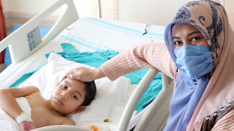 Ağrı'da ailesini yangında kaybetti, pastaya mum yaktırmadı