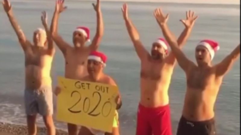 Antalya'da Norveçliler, 'Defol 2020' yazılı dövizi parçaladı