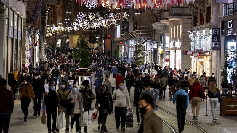 4 günlük yasak öncesi İstiklal Caddesi'nde yoğunluk