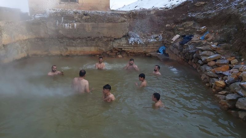 Bitlis'te eksi 15 derecede kaplıcaya girdiler