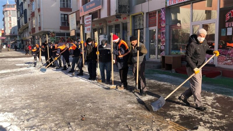 Kars’ın buz timleri gün boyu çalışıyor