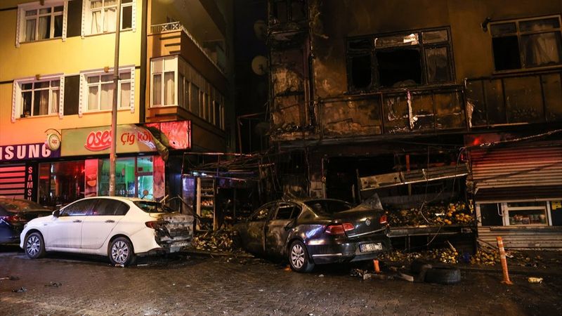 Bahçelievler'de drift yapan otomobil markete girdi