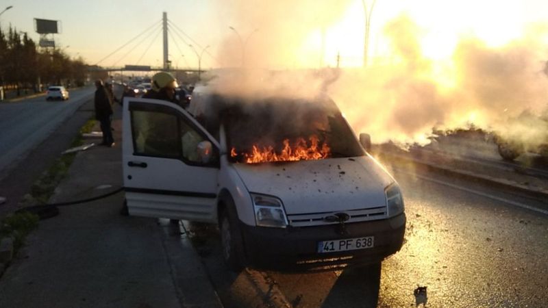 Kocaeli'de yaşlı çiftin ısınmak için klimasını açtıkları araç yandı