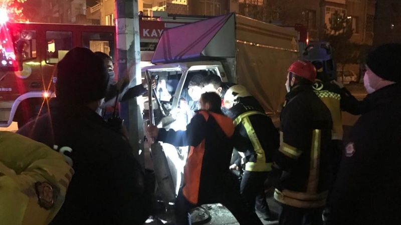 Kayseri'de şoför boş yolda direğe çarptı