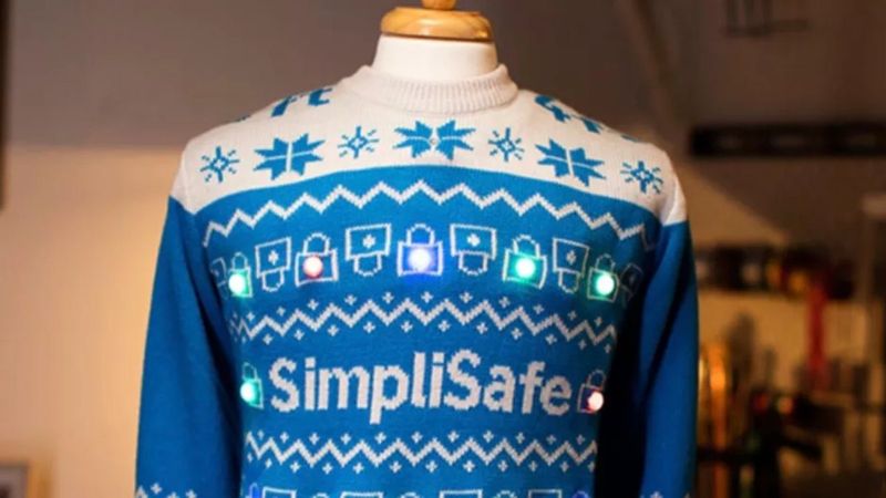 Yaklaşınca alarm veren sosyal mesafe kazağı