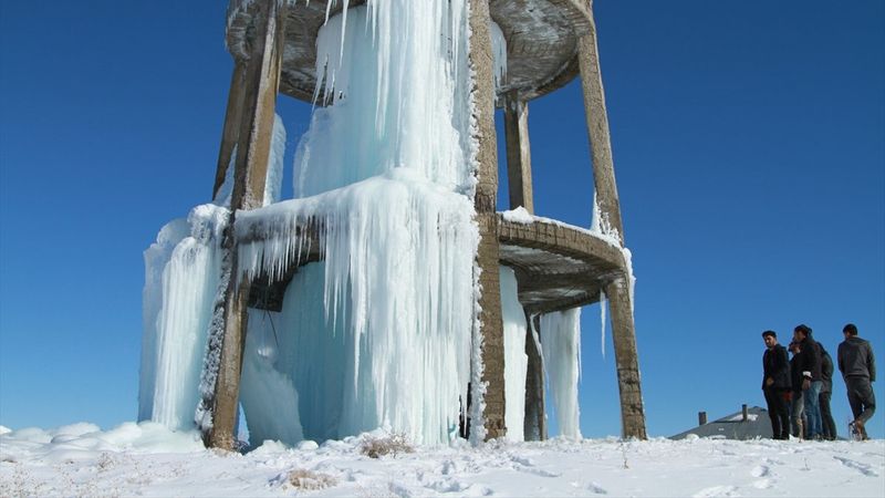 Van'da su deposu dondu