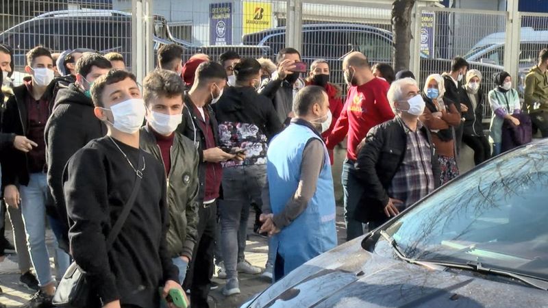 Büyükçekmece'deki yangını izlerken, pandemiyi unuttular