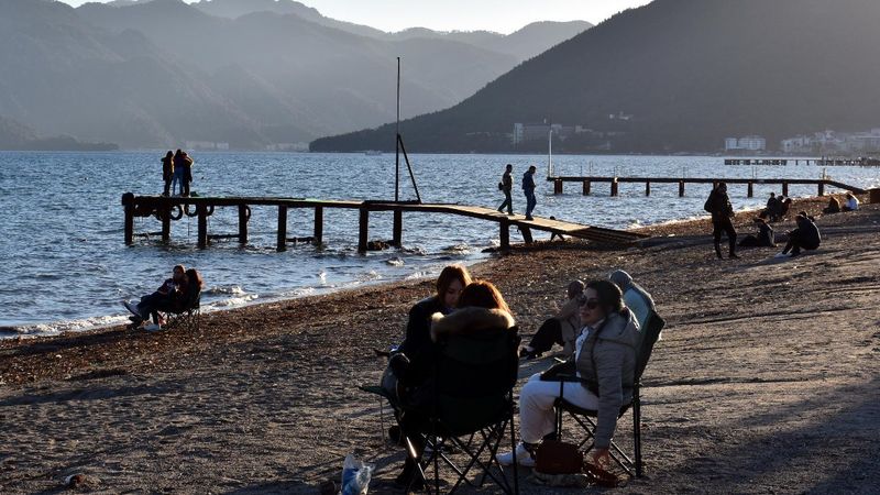 Muğla'da aralık ayında güneşi görenler, sahili doldurdu