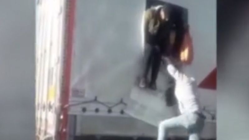 Adana'da, 13 Suriyeli'nin tırın dorsesinde yolculuk girişimi yarım kaldı