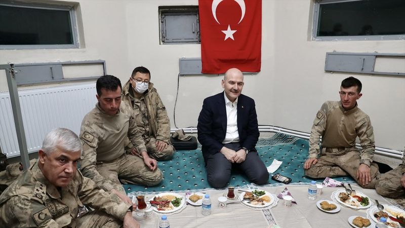 Süleyman Soylu, yeni yıla Belbuka kalekol üs bölgesindeki askerlerle girdi