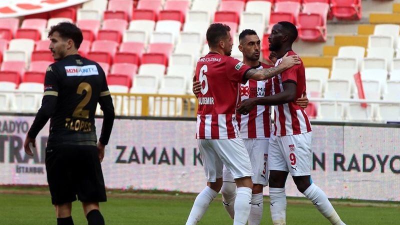 Sivasspor maçında gol iptal edildi, penaltı kararı verildi