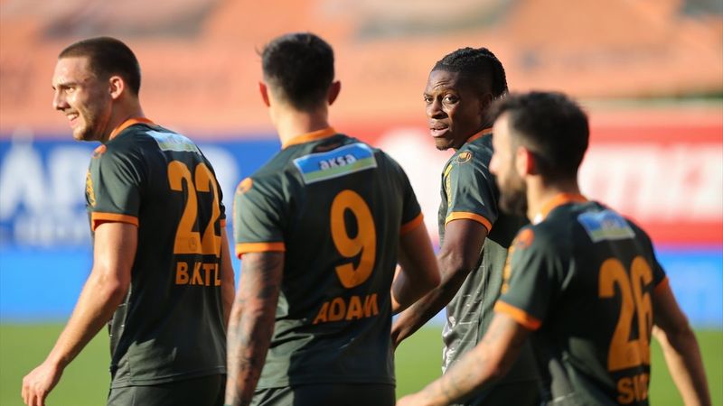 Alanyaspor son şampiyon Başakşehir'i rahat geçti