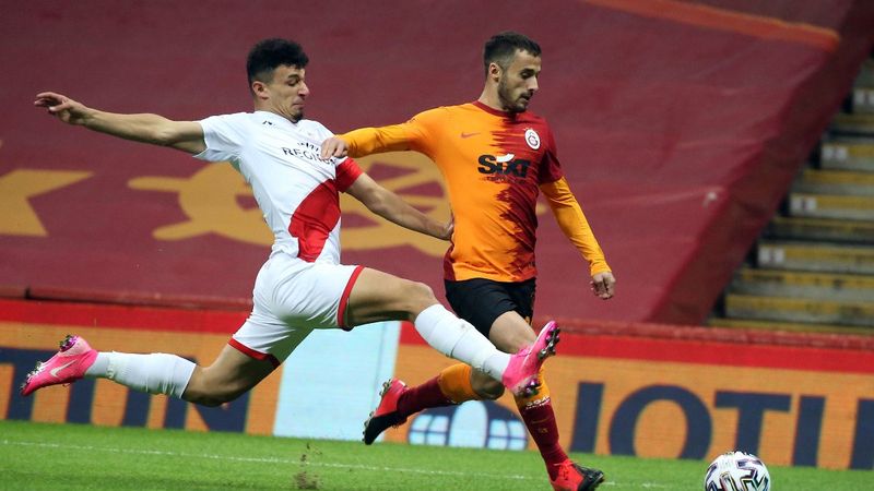 10 kişi kalan Galatasaray, Antalyaspor'la berabere kaldı