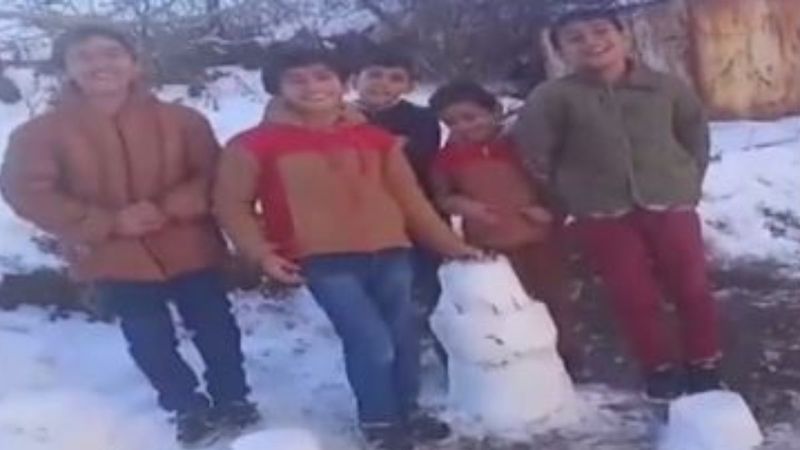 Hakkari'de çocukların kardan doğum günü pastası