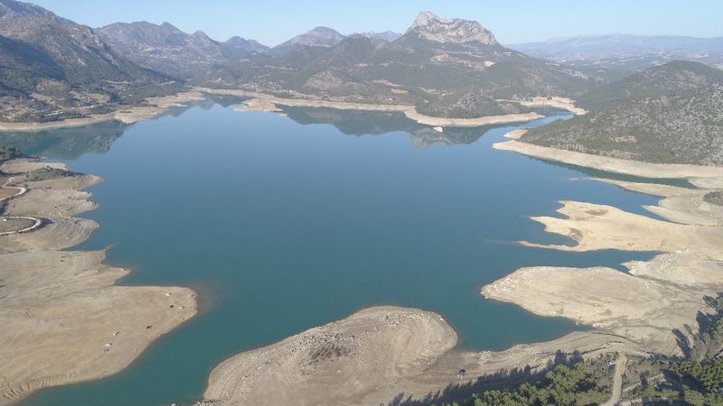 Kozan Barajı’nda kuraklık manzarası