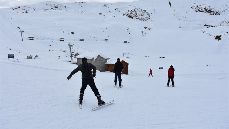 Hakkari'deki kayak merkezi, korona tedbirleri altında kapılarını sporculara açtı