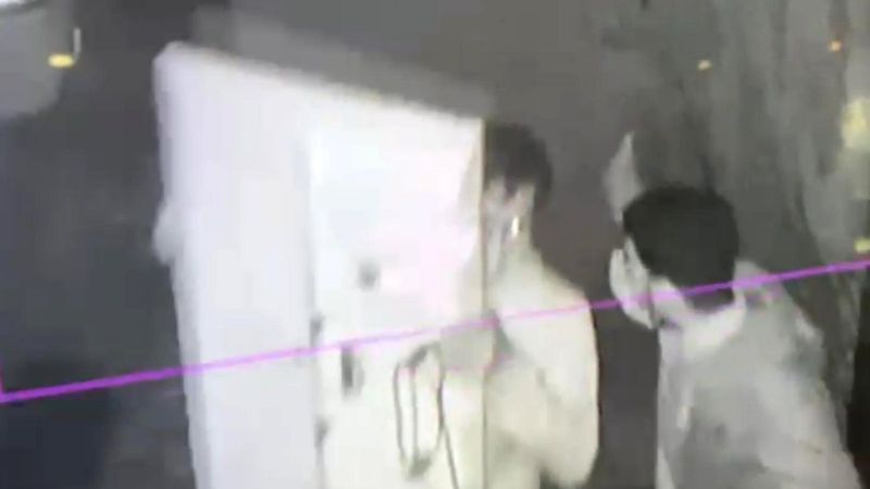 Küçükçekmece'de eve giren hırsızlar kamerada