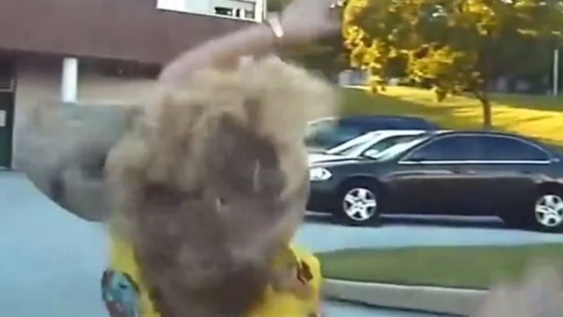 ABD'de polisin yayaya çarpma anı