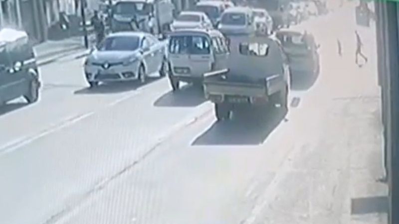 Bursa'da kırmızı ışık ihlali yapan sürücü, çocuğa çarptı