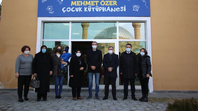 Kayseri'de köpeklerin saldırdığı Mehmet'in ismi, kütüphaneye verildi