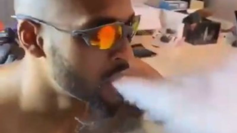 Marcao dövme yaptırırken elektronik sigara içti