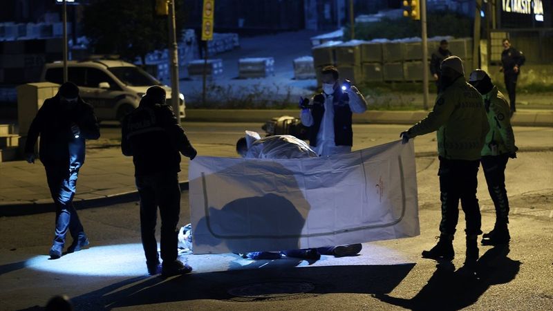 Ümraniye'de motosikletle kamyonet çarpıştı: 1 ölü