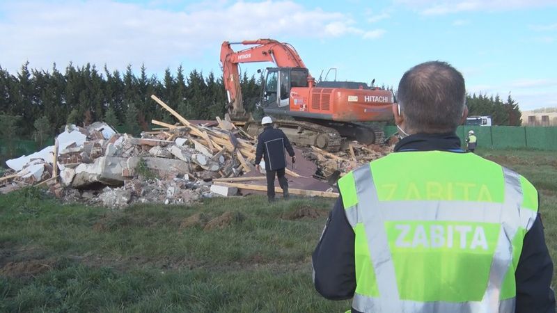 Silivri'de kaçak yapılar tek tek yıkılıyor