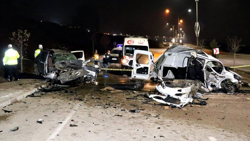 Elazığ'da otomobil ile hafif ticari araç çarpıştı: 4 ölü, 2 yaralı