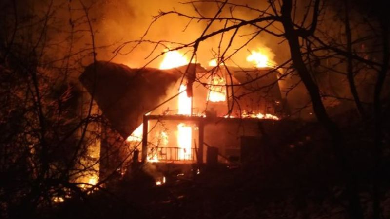 Artvin'de iki ailenin yaşadığı ev küle döndü