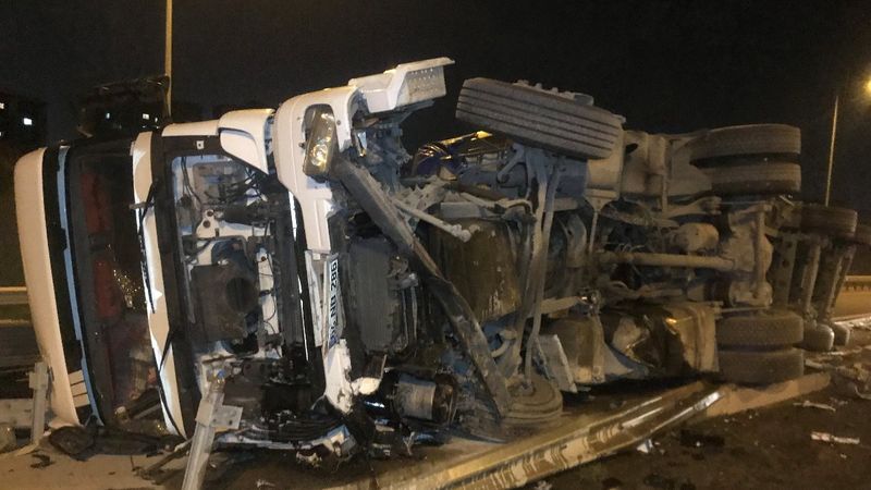 Kuzey Marmara Otoyolu'nda tır devrildi