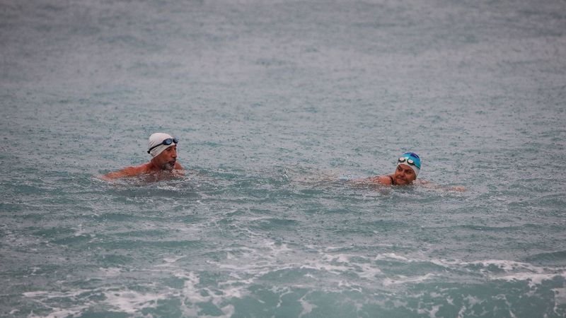 Antalya'da turuncu koda rağmen doğum gününü denizde kutladı