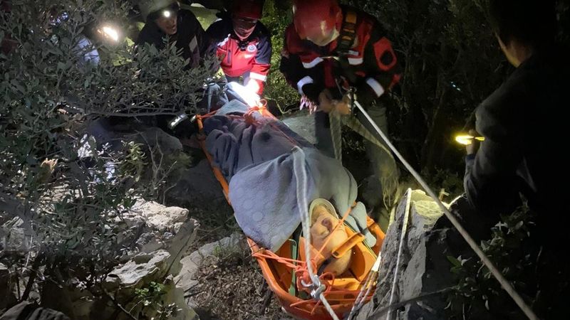 Bodrum’da kayalıklardan 5 metre aşağı düşen iş adamı 8 saatte kurtarıldı