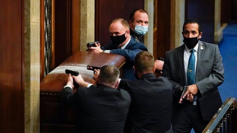 Amerika'daki olaylarda silahlar patladı, kadın eylemci yaralandı