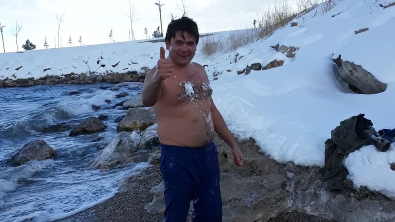 Eksi 10 derecede, Van Gölü'nde yüzdü