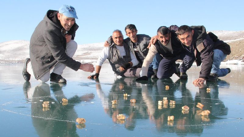 Çıldır Gölü üzerinde 'aşık' oynayanların eğlencesi