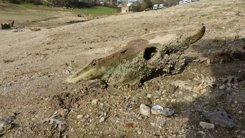 İstanbul'da barajlar kurudu, çöpler ortaya çıktı