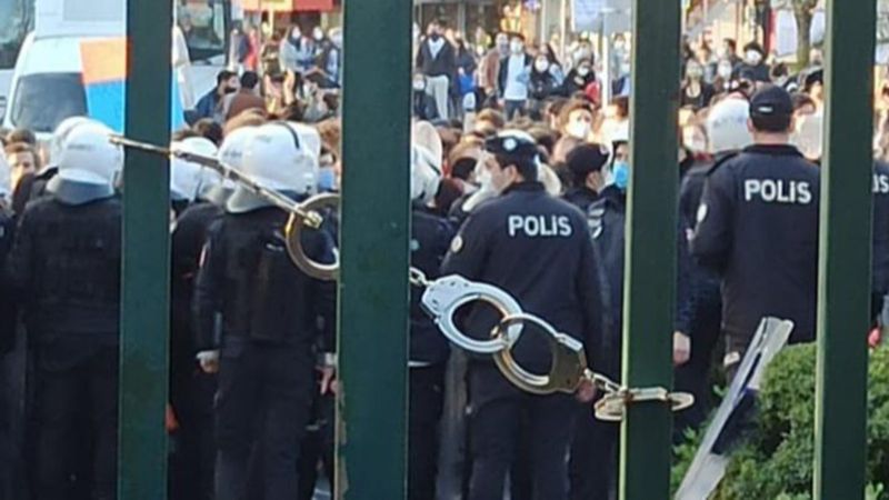 Boğaziçi Üniversitesi'nin kapısına takılan kelepçeyle ilgili inceleme başlatıldı