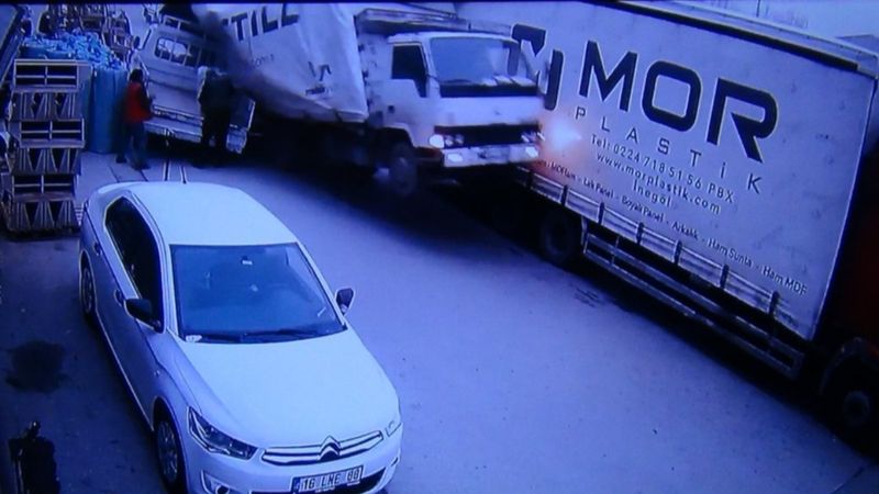 Bursa'da iki kişinin ölümden döndüğü feci kaza