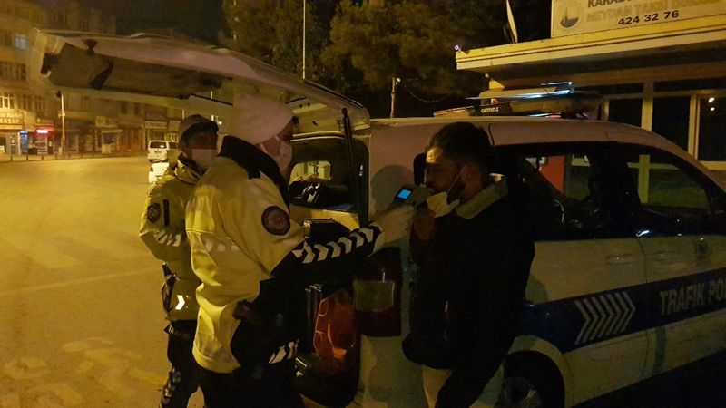 Kısıtlamada sokağa çıkan alkollü sürücüye ceza kesildi