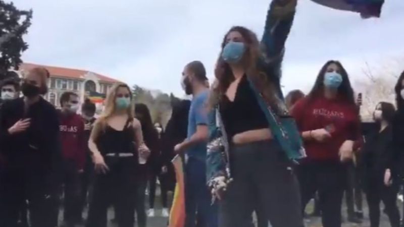 Boğaziçi Üniversitesi'nde LGBT bayraklı protesto