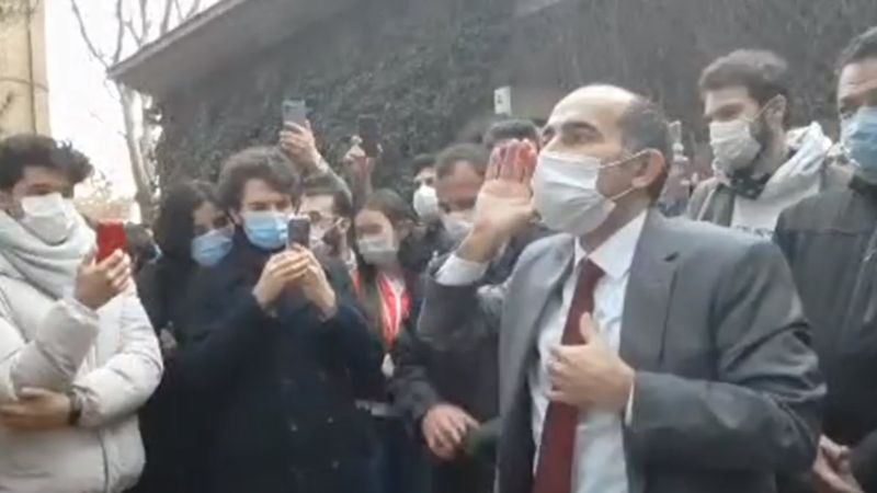 Boğaziçi Üniversitesi Rektörü Melih Bulu, öğrencilerin arasına girdi