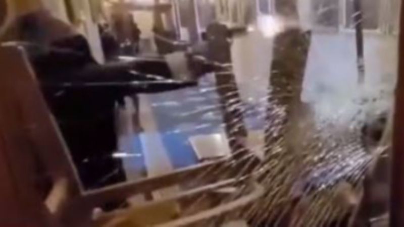 ABD'de polisin protestocuyu vurma anı