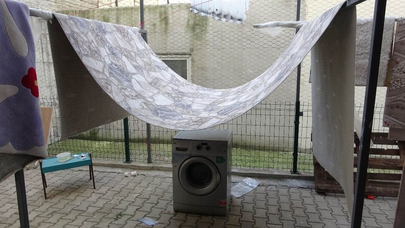 Samsun'da 3. kattan düşen kızı ölümden halı kurtardı