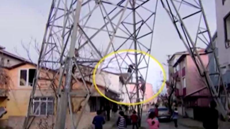 İstanbul'da sokağın ortasından yüksek gerilim hattı geçiyor