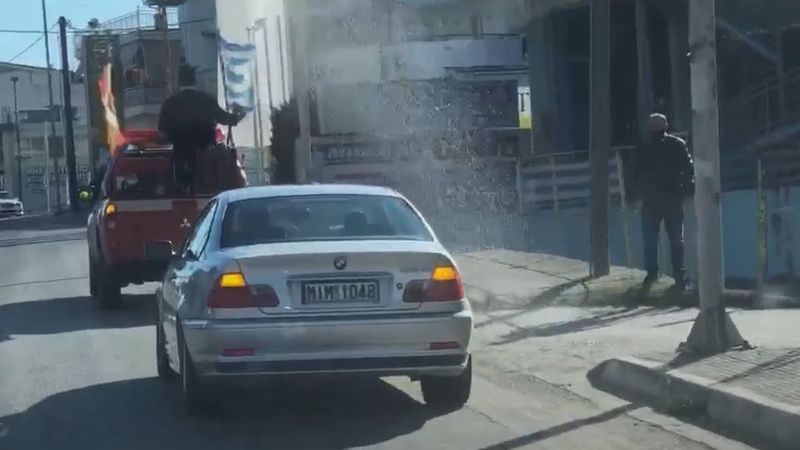 Yunanistan'da papaz, köyü kamyonetle kutsadı