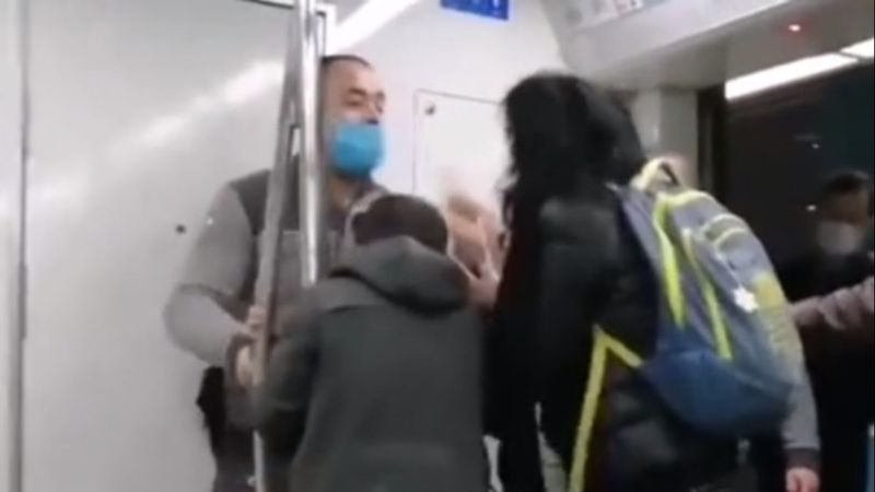 Üsküdar Marmaray’dan 4 göçmen çocuğu indirmeye çalışan görevliler